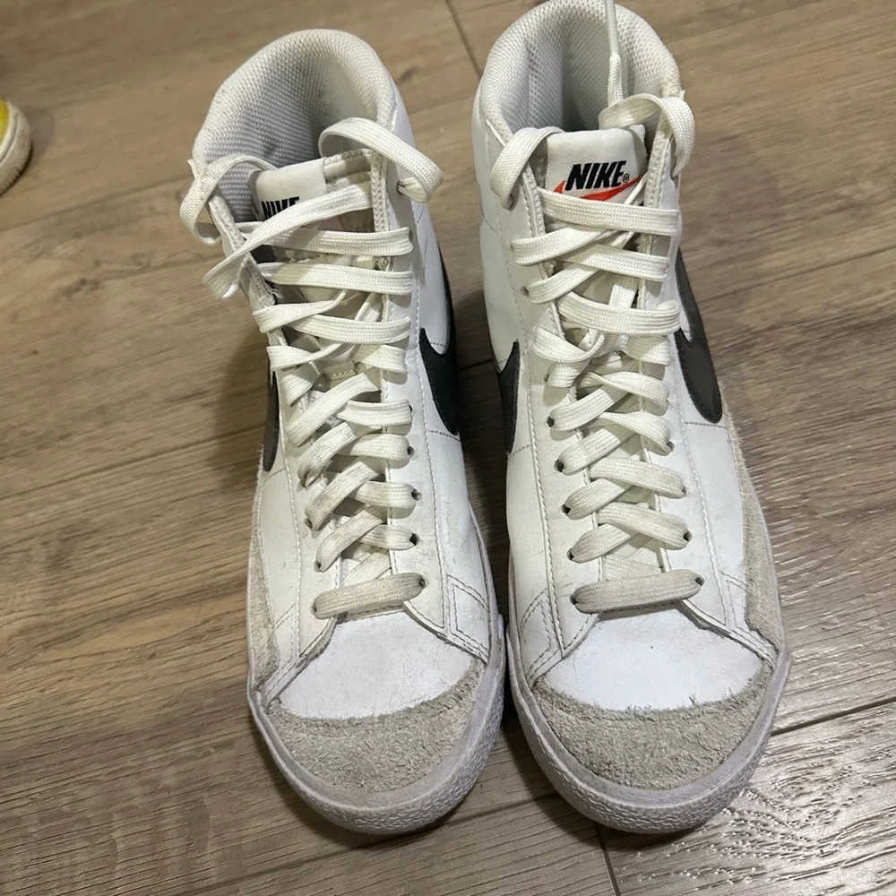 Nike Blazer mid ‘77 White and Black Sneakers with Blue Accent boys youth size 5